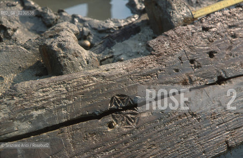 Nome:..BARENA SITO DI SAN MARCO IN BOCCALAMA....Localizzazione:..VENEZIA /  LAGUNA SUD..VENICE /  THE SOUTH LAGOON..Soggetto:..RICERCHE SUBACQUEEE / IDRA / CONSORZIO VENEZIA NUOVA / LAVORI DI RILEVAZIONE E MESSA IN ASCIUTTO DELLAREA DELLANTICA ISOLA E  DELLE DUE IMBARCAZIONI / GALEA / RASCONA / ARCHEOLOGIA ..Cronologia:..1300 / XIV SECOLO....Autore:......Stile:......Editori Stampatori:......Committenza:......Materia e Tecnica:......Collocazione:......Note:....Riproduzione Fotografica:..Graziano Arici/Rosebud2 ...Copyright:..Graziano Arici / rosebud2/....Data:..2001....Costo:..A....Key:..ISOLE ABBANDONATE..UNINHABITED ISLANDS
