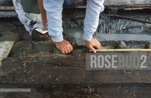 Nome:..BARENA SITO DI SAN MARCO IN BOCCALAMA....Localizzazione:..VENEZIA /  LAGUNA SUD..VENICE /  THE SOUTH LAGOON..Soggetto:..RICERCHE SUBACQUEEE / IDRA / CONSORZIO VENEZIA NUOVA / LAVORI DI RILEVAZIONE E MESSA IN ASCIUTTO DELLAREA DELLANTICA ISOLA E  DELLE DUE IMBARCAZIONI / GALEA / RASCONA / ARCHEOLOGIA ..Cronologia:..1300 / XIV SECOLO....Autore:......Stile:......Editori Stampatori:......Committenza:......Materia e Tecnica:......Collocazione:......Note:....Riproduzione Fotografica:..Graziano Arici/Rosebud2 ...Copyright:..Graziano Arici / rosebud2/....Data:..2001....Costo:..A....Key:..ISOLE ABBANDONATE..UNINHABITED ISLANDS