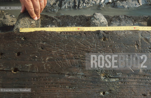 Nome:..BARENA SITO DI SAN MARCO IN BOCCALAMA....Localizzazione:..VENEZIA /  LAGUNA SUD..VENICE /  THE SOUTH LAGOON..Soggetto:..RICERCHE SUBACQUEEE / IDRA / CONSORZIO VENEZIA NUOVA / LAVORI DI RILEVAZIONE E MESSA IN ASCIUTTO DELLAREA DELLANTICA ISOLA E  DELLE DUE IMBARCAZIONI / GALEA / RASCONA / ARCHEOLOGIA ..Cronologia:..1300 / XIV SECOLO....Autore:......Stile:......Editori Stampatori:......Committenza:......Materia e Tecnica:......Collocazione:......Note:....Riproduzione Fotografica:..Graziano Arici/Rosebud2 ...Copyright:..Graziano Arici / rosebud2/....Data:..2001....Costo:..A....Key:..ISOLE ABBANDONATE..UNINHABITED ISLANDS