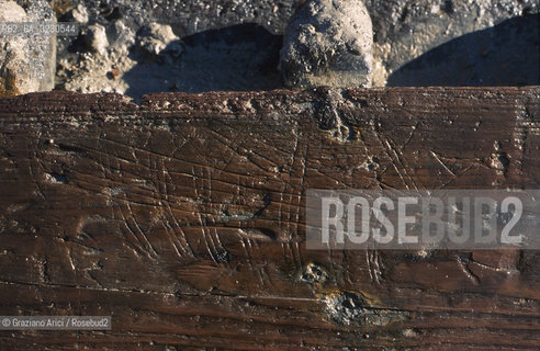 Nome:..BARENA SITO DI SAN MARCO IN BOCCALAMA....Localizzazione:..VENEZIA /  LAGUNA SUD..VENICE /  THE SOUTH LAGOON..Soggetto:..RICERCHE SUBACQUEEE / IDRA / CONSORZIO VENEZIA NUOVA / LAVORI DI RILEVAZIONE E MESSA IN ASCIUTTO DELLAREA DELLANTICA ISOLA E  DELLE DUE IMBARCAZIONI / GALEA / RASCONA / ARCHEOLOGIA ..Cronologia:..1300 / XIV SECOLO....Autore:......Stile:......Editori Stampatori:......Committenza:......Materia e Tecnica:......Collocazione:......Note:....Riproduzione Fotografica:..Graziano Arici/Rosebud2 ...Copyright:..Graziano Arici / rosebud2/....Data:..2001....Costo:..A....Key:..ISOLE ABBANDONATE..UNINHABITED ISLANDS