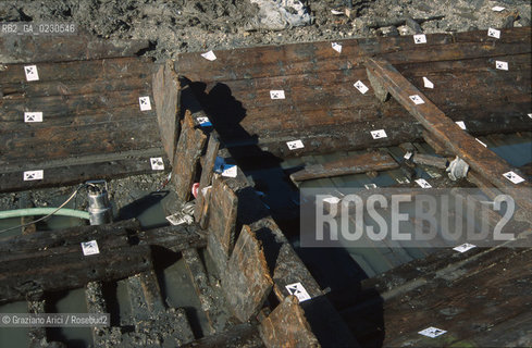 Nome:..BARENA SITO DI SAN MARCO IN BOCCALAMA....Localizzazione:..VENEZIA /  LAGUNA SUD..VENICE /  THE SOUTH LAGOON..Soggetto:..RICERCHE SUBACQUEEE / IDRA / CONSORZIO VENEZIA NUOVA / LAVORI DI RILEVAZIONE E MESSA IN ASCIUTTO DELLAREA DELLANTICA ISOLA E  DELLE DUE IMBARCAZIONI / GALEA / RASCONA / ARCHEOLOGIA ..Cronologia:..1300 / XIV SECOLO....Autore:......Stile:......Editori Stampatori:......Committenza:......Materia e Tecnica:......Collocazione:......Note:....Riproduzione Fotografica:..Graziano Arici/Rosebud2 ...Copyright:..Graziano Arici / rosebud2/....Data:..2001....Costo:..A....Key:..ISOLE ABBANDONATE..UNINHABITED ISLANDS