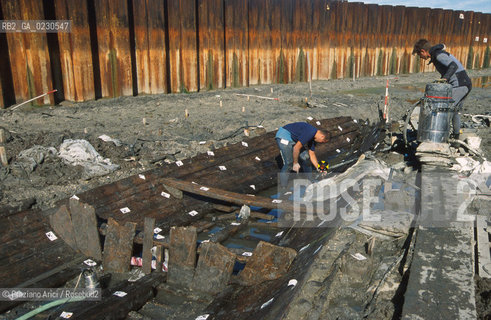 Nome:..BARENA SITO DI SAN MARCO IN BOCCALAMA....Localizzazione:..VENEZIA /  LAGUNA SUD..VENICE /  THE SOUTH LAGOON..Soggetto:..RICERCHE SUBACQUEEE / IDRA / CONSORZIO VENEZIA NUOVA / LAVORI DI RILEVAZIONE E MESSA IN ASCIUTTO DELLAREA DELLANTICA ISOLA E  DELLE DUE IMBARCAZIONI / GALEA / RASCONA / ARCHEOLOGIA ..Cronologia:..1300 / XIV SECOLO....Autore:......Stile:......Editori Stampatori:......Committenza:......Materia e Tecnica:......Collocazione:......Note:....Riproduzione Fotografica:..Graziano Arici/Rosebud2 ...Copyright:..Graziano Arici / rosebud2/....Data:..2001....Costo:..A....Key:..ISOLE ABBANDONATE..UNINHABITED ISLANDS
