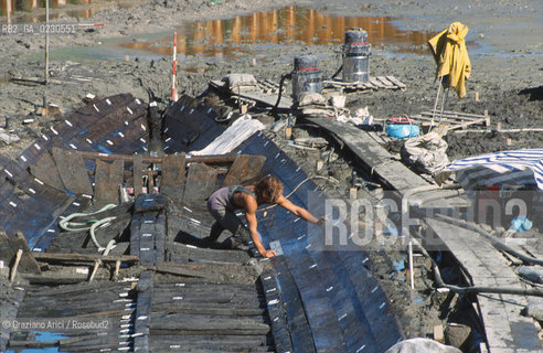 Nome:..BARENA SITO DI SAN MARCO IN BOCCALAMA....Localizzazione:..VENEZIA /  LAGUNA SUD..VENICE /  THE SOUTH LAGOON..Soggetto:..RICERCHE SUBACQUEEE / IDRA / CONSORZIO VENEZIA NUOVA / LAVORI DI RILEVAZIONE E MESSA IN ASCIUTTO DELLAREA DELLANTICA ISOLA E  DELLE DUE IMBARCAZIONI / GALEA / RASCONA / ARCHEOLOGIA ..Cronologia:..1300 / XIV SECOLO....Autore:......Stile:......Editori Stampatori:......Committenza:......Materia e Tecnica:......Collocazione:......Note:....Riproduzione Fotografica:..Graziano Arici/Rosebud2 ...Copyright:..Graziano Arici / rosebud2/....Data:..2001....Costo:..A....Key:..ISOLE ABBANDONATE..UNINHABITED ISLANDS