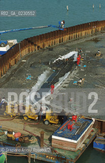 Nome:..BARENA SITO DI SAN MARCO IN BOCCALAMA....Localizzazione:..VENEZIA /  LAGUNA SUD..VENICE /  THE SOUTH LAGOON..Soggetto:..RICERCHE SUBACQUEEE / IDRA / CONSORZIO VENEZIA NUOVA / LAVORI DI RILEVAZIONE E MESSA IN ASCIUTTO DELLAREA DELLANTICA ISOLA E  DELLE DUE IMBARCAZIONI / GALEA / RASCONA / ARCHEOLOGIA ..Cronologia:..1300 / XIV SECOLO....Autore:......Stile:......Editori Stampatori:......Committenza:......Materia e Tecnica:......Collocazione:......Note:....Riproduzione Fotografica:..Graziano Arici/Rosebud2 ...Copyright:..Graziano Arici / rosebud2/....Data:..2001....Costo:..A....Key:..ISOLE ABBANDONATE..UNINHABITED ISLANDS