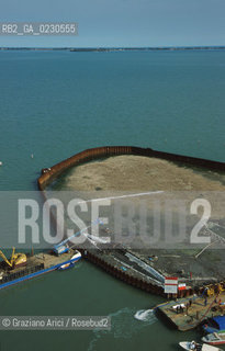 Nome:..BARENA SITO DI SAN MARCO IN BOCCALAMA....Localizzazione:..VENEZIA /  LAGUNA SUD..VENICE /  THE SOUTH LAGOON..Soggetto:..RICERCHE SUBACQUEEE / IDRA / CONSORZIO VENEZIA NUOVA / LAVORI DI RILEVAZIONE E MESSA IN ASCIUTTO DELLAREA DELLANTICA ISOLA E  DELLE DUE IMBARCAZIONI / GALEA / RASCONA / ARCHEOLOGIA ..Cronologia:..1300 / XIV SECOLO....Autore:......Stile:......Editori Stampatori:......Committenza:......Materia e Tecnica:......Collocazione:......Note:....Riproduzione Fotografica:..Graziano Arici/Rosebud2 ...Copyright:..Graziano Arici / rosebud2/....Data:..2001....Costo:..A....Key:..ISOLE ABBANDONATE..UNINHABITED ISLANDS