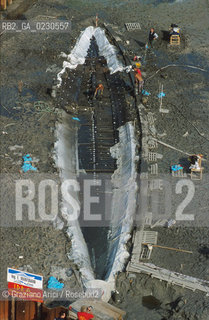 Nome:..BARENA SITO DI SAN MARCO IN BOCCALAMA....Localizzazione:..VENEZIA /  LAGUNA SUD..VENICE /  THE SOUTH LAGOON..Soggetto:..RICERCHE SUBACQUEEE / IDRA / CONSORZIO VENEZIA NUOVA / LAVORI DI RILEVAZIONE E MESSA IN ASCIUTTO DELLAREA DELLANTICA ISOLA E  DELLE DUE IMBARCAZIONI / GALEA / RASCONA / ARCHEOLOGIA ..Cronologia:..1300 / XIV SECOLO....Autore:......Stile:......Editori Stampatori:......Committenza:......Materia e Tecnica:......Collocazione:......Note:....Riproduzione Fotografica:..Graziano Arici/Rosebud2 ...Copyright:..Graziano Arici / rosebud2/....Data:..2001....Costo:..A....Key:..ISOLE ABBANDONATE..UNINHABITED ISLANDS