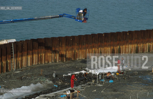 Nome:..BARENA SITO DI SAN MARCO IN BOCCALAMA....Localizzazione:..VENEZIA /  LAGUNA SUD..VENICE /  THE SOUTH LAGOON..Soggetto:..RICERCHE SUBACQUEEE / IDRA / CONSORZIO VENEZIA NUOVA / LAVORI DI RILEVAZIONE E MESSA IN ASCIUTTO DELLAREA DELLANTICA ISOLA E  DELLE DUE IMBARCAZIONI / GALEA / RASCONA / ARCHEOLOGIA ..Cronologia:..1300 / XIV SECOLO....Autore:......Stile:......Editori Stampatori:......Committenza:......Materia e Tecnica:......Collocazione:......Note:....Riproduzione Fotografica:..Graziano Arici/Rosebud2 ...Copyright:..Graziano Arici / rosebud2/....Data:..2001....Costo:..A....Key:..ISOLE ABBANDONATE..UNINHABITED ISLANDS