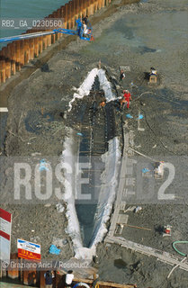 Nome:..BARENA SITO DI SAN MARCO IN BOCCALAMA....Localizzazione:..VENEZIA /  LAGUNA SUD..VENICE /  THE SOUTH LAGOON..Soggetto:..RICERCHE SUBACQUEEE / IDRA / CONSORZIO VENEZIA NUOVA / LAVORI DI RILEVAZIONE E MESSA IN ASCIUTTO DELLAREA DELLANTICA ISOLA E  DELLE DUE IMBARCAZIONI / GALEA / RASCONA / ARCHEOLOGIA ..Cronologia:..1300 / XIV SECOLO....Autore:......Stile:......Editori Stampatori:......Committenza:......Materia e Tecnica:......Collocazione:......Note:....Riproduzione Fotografica:..Graziano Arici/Rosebud2 ...Copyright:..Graziano Arici / rosebud2/....Data:..2001....Costo:..A....Key:..ISOLE ABBANDONATE..UNINHABITED ISLANDS