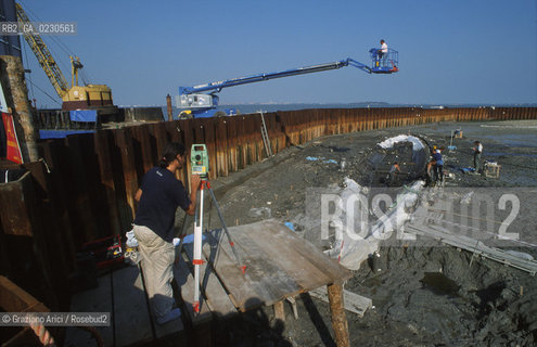 Nome:..BARENA SITO DI SAN MARCO IN BOCCALAMA....Localizzazione:..VENEZIA /  LAGUNA SUD..VENICE /  THE SOUTH LAGOON..Soggetto:..RICERCHE SUBACQUEEE / IDRA / CONSORZIO VENEZIA NUOVA / LAVORI DI RILEVAZIONE E MESSA IN ASCIUTTO DELLAREA DELLANTICA ISOLA E  DELLE DUE IMBARCAZIONI / GALEA / RASCONA / ARCHEOLOGIA ..Cronologia:..1300 / XIV SECOLO....Autore:......Stile:......Editori Stampatori:......Committenza:......Materia e Tecnica:......Collocazione:......Note:....Riproduzione Fotografica:..Graziano Arici/Rosebud2 ...Copyright:..Graziano Arici / rosebud2/....Data:..2001....Costo:..A....Key:..ISOLE ABBANDONATE..UNINHABITED ISLANDS