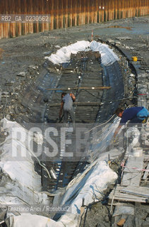 Nome:..BARENA SITO DI SAN MARCO IN BOCCALAMA....Localizzazione:..VENEZIA /  LAGUNA SUD..VENICE /  THE SOUTH LAGOON..Soggetto:..RICERCHE SUBACQUEEE / IDRA / CONSORZIO VENEZIA NUOVA / LAVORI DI RILEVAZIONE E MESSA IN ASCIUTTO DELLAREA DELLANTICA ISOLA E  DELLE DUE IMBARCAZIONI / GALEA / RASCONA / ARCHEOLOGIA ..Cronologia:..1300 / XIV SECOLO....Autore:......Stile:......Editori Stampatori:......Committenza:......Materia e Tecnica:......Collocazione:......Note:....Riproduzione Fotografica:..Graziano Arici/Rosebud2 ...Copyright:..Graziano Arici / rosebud2/....Data:..2001....Costo:..A....Key:..ISOLE ABBANDONATE..UNINHABITED ISLANDS