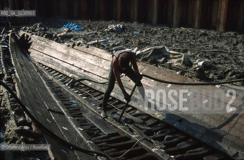 Nome:..BARENA SITO DI SAN MARCO IN BOCCALAMA....Localizzazione:..VENEZIA /  LAGUNA SUD..VENICE /  THE SOUTH LAGOON..Soggetto:..RICERCHE SUBACQUEEE / IDRA / CONSORZIO VENEZIA NUOVA / LAVORI DI RILEVAZIONE E MESSA IN ASCIUTTO DELLAREA DELLANTICA ISOLA E  DELLE DUE IMBARCAZIONI / GALEA / RASCONA / ARCHEOLOGIA ..Cronologia:..1300 / XIV SECOLO....Autore:......Stile:......Editori Stampatori:......Committenza:......Materia e Tecnica:......Collocazione:......Note:....Riproduzione Fotografica:..Graziano Arici/Rosebud2 ...Copyright:..Graziano Arici / rosebud2/....Data:..2001....Costo:..A....Key:..ISOLE ABBANDONATE..UNINHABITED ISLANDS