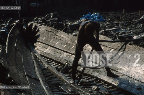 Nome:..BARENA SITO DI SAN MARCO IN BOCCALAMA....Localizzazione:..VENEZIA /  LAGUNA SUD..VENICE /  THE SOUTH LAGOON..Soggetto:..RICERCHE SUBACQUEEE / IDRA / CONSORZIO VENEZIA NUOVA / LAVORI DI RILEVAZIONE E MESSA IN ASCIUTTO DELLAREA DELLANTICA ISOLA E  DELLE DUE IMBARCAZIONI / GALEA / RASCONA / ARCHEOLOGIA ..Cronologia:..1300 / XIV SECOLO....Autore:......Stile:......Editori Stampatori:......Committenza:......Materia e Tecnica:......Collocazione:......Note:....Riproduzione Fotografica:..Graziano Arici/Rosebud2 ...Copyright:..Graziano Arici / rosebud2/....Data:..2001....Costo:..A....Key:..ISOLE ABBANDONATE..UNINHABITED ISLANDS