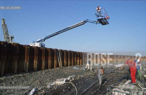 Nome:..BARENA SITO DI SAN MARCO IN BOCCALAMA....Localizzazione:..VENEZIA /  LAGUNA SUD..VENICE /  THE SOUTH LAGOON..Soggetto:..RICERCHE SUBACQUEEE / IDRA / CONSORZIO VENEZIA NUOVA / LAVORI DI RILEVAZIONE E MESSA IN ASCIUTTO DELLAREA DELLANTICA ISOLA E  DELLE DUE IMBARCAZIONI / GALEA / RASCONA / ARCHEOLOGIA ..Cronologia:..1300 / XIV SECOLO....Autore:......Stile:......Editori Stampatori:......Committenza:......Materia e Tecnica:......Collocazione:......Note:....Riproduzione Fotografica:..Graziano Arici/Rosebud2 ...Copyright:..Graziano Arici / rosebud2/....Data:..2001....Costo:..A....Key:..ISOLE ABBANDONATE..UNINHABITED ISLANDS