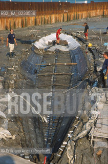 Nome:..BARENA SITO DI SAN MARCO IN BOCCALAMA....Localizzazione:..VENEZIA /  LAGUNA SUD..VENICE /  THE SOUTH LAGOON..Soggetto:..RICERCHE SUBACQUEEE / IDRA / CONSORZIO VENEZIA NUOVA / LAVORI DI RILEVAZIONE E MESSA IN ASCIUTTO DELLAREA DELLANTICA ISOLA E  DELLE DUE IMBARCAZIONI / GALEA / RASCONA / ARCHEOLOGIA ..Cronologia:..1300 / XIV SECOLO....Autore:......Stile:......Editori Stampatori:......Committenza:......Materia e Tecnica:......Collocazione:......Note:....Riproduzione Fotografica:..Graziano Arici/Rosebud2 ...Copyright:..Graziano Arici / rosebud2/....Data:..2001....Costo:..A....Key:..ISOLE ABBANDONATE..UNINHABITED ISLANDS