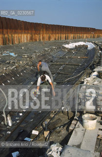 Nome:..BARENA SITO DI SAN MARCO IN BOCCALAMA....Localizzazione:..VENEZIA /  LAGUNA SUD..VENICE /  THE SOUTH LAGOON..Soggetto:..RICERCHE SUBACQUEEE / IDRA / CONSORZIO VENEZIA NUOVA / LAVORI DI RILEVAZIONE E MESSA IN ASCIUTTO DELLAREA DELLANTICA ISOLA E  DELLE DUE IMBARCAZIONI / GALEA / RASCONA / ARCHEOLOGIA ..Cronologia:..1300 / XIV SECOLO....Autore:......Stile:......Editori Stampatori:......Committenza:......Materia e Tecnica:......Collocazione:......Note:....Riproduzione Fotografica:..Graziano Arici/Rosebud2 ...Copyright:..Graziano Arici / rosebud2/....Data:..2001....Costo:..A....Key:..ISOLE ABBANDONATE..UNINHABITED ISLANDS