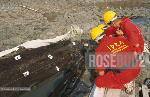 Nome:..BARENA SITO DI SAN MARCO IN BOCCALAMA....Localizzazione:..VENEZIA /  LAGUNA SUD..VENICE /  THE SOUTH LAGOON..Soggetto:..RICERCHE SUBACQUEEE / IDRA / CONSORZIO VENEZIA NUOVA / LAVORI DI RILEVAZIONE E MESSA IN ASCIUTTO DELLAREA DELLANTICA ISOLA E  DELLE DUE IMBARCAZIONI / GALEA / RASCONA / ARCHEOLOGIA ..Cronologia:..1300 / XIV SECOLO....Autore:......Stile:......Editori Stampatori:......Committenza:......Materia e Tecnica:......Collocazione:......Note:....Riproduzione Fotografica:..Graziano Arici/Rosebud2 ...Copyright:..Graziano Arici / rosebud2/....Data:..2001....Costo:..A....Key:..ISOLE ABBANDONATE..UNINHABITED ISLANDS