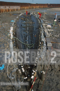 Nome:..BARENA SITO DI SAN MARCO IN BOCCALAMA....Localizzazione:..VENEZIA /  LAGUNA SUD..VENICE /  THE SOUTH LAGOON..Soggetto:..RICERCHE SUBACQUEEE / IDRA / CONSORZIO VENEZIA NUOVA / LAVORI DI RILEVAZIONE E MESSA IN ASCIUTTO DELLAREA DELLANTICA ISOLA E  DELLE DUE IMBARCAZIONI / GALEA / RASCONA / ARCHEOLOGIA ..Cronologia:..1300 / XIV SECOLO....Autore:......Stile:......Editori Stampatori:......Committenza:......Materia e Tecnica:......Collocazione:......Note:....Riproduzione Fotografica:..Graziano Arici/Rosebud2 ...Copyright:..Graziano Arici / rosebud2/....Data:..2001....Costo:..A....Key:..ISOLE ABBANDONATE..UNINHABITED ISLANDS