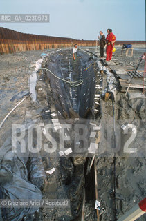 Nome:..BARENA SITO DI SAN MARCO IN BOCCALAMA....Localizzazione:..VENEZIA /  LAGUNA SUD..VENICE /  THE SOUTH LAGOON..Soggetto:..RICERCHE SUBACQUEEE / IDRA / CONSORZIO VENEZIA NUOVA / LAVORI DI RILEVAZIONE E MESSA IN ASCIUTTO DELLAREA DELLANTICA ISOLA E  DELLE DUE IMBARCAZIONI / GALEA / RASCONA / ARCHEOLOGIA ..Cronologia:..1300 / XIV SECOLO....Autore:......Stile:......Editori Stampatori:......Committenza:......Materia e Tecnica:......Collocazione:......Note:....Riproduzione Fotografica:..Graziano Arici/Rosebud2 ...Copyright:..Graziano Arici / rosebud2/....Data:..2001....Costo:..A....Key:..ISOLE ABBANDONATE..UNINHABITED ISLANDS