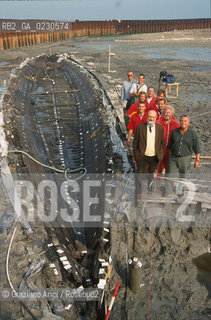 Nome:..BARENA SITO DI SAN MARCO IN BOCCALAMA....Localizzazione:..VENEZIA /  LAGUNA SUD..VENICE /  THE SOUTH LAGOON..Soggetto:..RICERCHE SUBACQUEEE / IDRA / CONSORZIO VENEZIA NUOVA / LAVORI DI RILEVAZIONE E MESSA IN ASCIUTTO DELLAREA DELLANTICA ISOLA E  DELLE DUE IMBARCAZIONI / GALEA / RASCONA / ARCHEOLOGIA ..Cronologia:..1300 / XIV SECOLO....Autore:......Stile:......Editori Stampatori:......Committenza:......Materia e Tecnica:......Collocazione:......Note:....Riproduzione Fotografica:..Graziano Arici/Rosebud2 ...Copyright:..Graziano Arici / rosebud2/....Data:..2001....Costo:..A....Key:..ISOLE ABBANDONATE..UNINHABITED ISLANDS