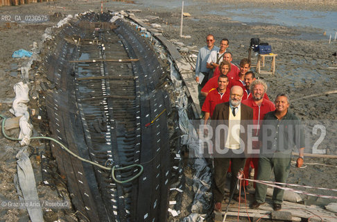 Nome:..BARENA SITO DI SAN MARCO IN BOCCALAMA....Localizzazione:..VENEZIA /  LAGUNA SUD..VENICE /  THE SOUTH LAGOON..Soggetto:..RICERCHE SUBACQUEEE / IDRA / CONSORZIO VENEZIA NUOVA / LAVORI DI RILEVAZIONE E MESSA IN ASCIUTTO DELLAREA DELLANTICA ISOLA E  DELLE DUE IMBARCAZIONI / GALEA / RASCONA / ARCHEOLOGIA ..Cronologia:..1300 / XIV SECOLO....Autore:......Stile:......Editori Stampatori:......Committenza:......Materia e Tecnica:......Collocazione:......Note:....Riproduzione Fotografica:..Graziano Arici/Rosebud2 ...Copyright:..Graziano Arici / rosebud2/....Data:..2001....Costo:..A....Key:..ISOLE ABBANDONATE..UNINHABITED ISLANDS