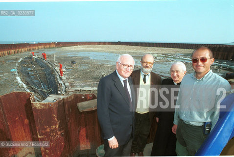 Nome:..BARENA SITO DI SAN MARCO IN BOCCALAMA....Localizzazione:..VENEZIA /  LAGUNA SUD..VENICE /  THE SOUTH LAGOON..Soggetto:..RICERCHE SUBACQUEEE / IDRA / CONSORZIO VENEZIA NUOVA / LAVORI DI RILEVAZIONE E MESSA IN ASCIUTTO DELLAREA DELLANTICA ISOLA E  DELLE DUE IMBARCAZIONI / GALEA / RASCONA / ARCHEOLOGIA / GIOVANNI MAZZACURATI /  LUIGI FOZZATI / PATRIARCA MARCO CE / MARCO DAGOSTINO..Cronologia:..1300 / XIV SECOLO....Autore:......Stile:......Editori Stampatori:......Committenza:......Materia e Tecnica:......Collocazione:......Note:....Riproduzione Fotografica:..Graziano Arici/Rosebud2 ...Copyright:..Graziano Arici / rosebud2/....Data:..2001....Costo:..A....Key:..ISOLE ABBANDONATE..UNINHABITED ISLANDS