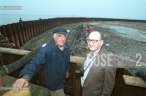Nome:..BARENA SITO DI SAN MARCO IN BOCCALAMA....Localizzazione:..VENEZIA /  LAGUNA SUD..VENICE /  THE SOUTH LAGOON..Soggetto:..RICERCHE SUBACQUEEE / IDRA / CONSORZIO VENEZIA NUOVA / LAVORI DI RILEVAZIONE E MESSA IN ASCIUTTO DELLAREA DELLANTICA ISOLA E  DELLE DUE IMBARCAZIONI / GALEA / RASCONA / ARCHEOLOGIA / LARCHEOLOGO TITO CANAL CON LO STORICO WLADIMIRO DORIGO..Cronologia:..1300 / XIV SECOLO....Autore:......Stile:......Editori Stampatori:......Committenza:......Materia e Tecnica:......Collocazione:......Note:....Riproduzione Fotografica:..Graziano Arici/Rosebud2 ...Copyright:..Graziano Arici / rosebud2/....Data:..2001....Costo:..A....Key:..ISOLE ABBANDONATE..UNINHABITED ISLANDS