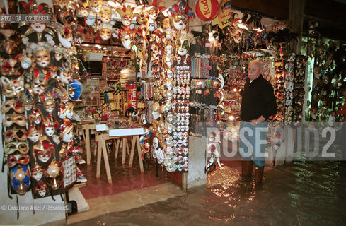 HIGH TIDE IN VENICE - 14/ 11/ 01 ©Graziano Arici/Rosebud2  ALTA MAREA / ACQUA ALTA