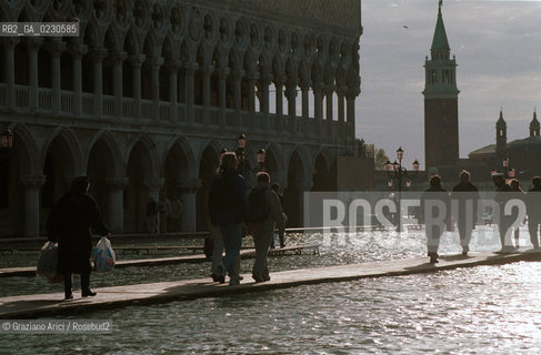 HIGH TIDE IN VENICE - 14/ 11/ 01 ©Graziano Arici/Rosebud2  ALTA MAREA / ACQUA ALTA