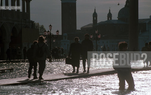 HIGH TIDE IN VENICE - 14/ 11/ 01 ©Graziano Arici/Rosebud2  ALTA MAREA / ACQUA ALTA / SAN MARCO