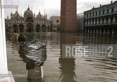 HIGH TIDE IN VENICE - 14/ 11/ 01 ©Graziano Arici/Rosebud2  ALTA MAREA / ACQUA ALTA / SPAZZATURA