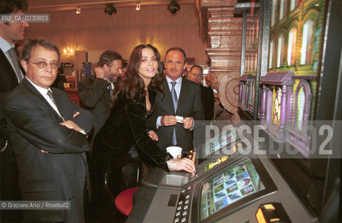 LATTRICE ORNALLA MUTI CON LAMMINISTRATORE DELEGATO  DEL CASINO DI VENEZIA, GIANNI CORRADINI  - © 2001 Graziano Arici/Rosebud2