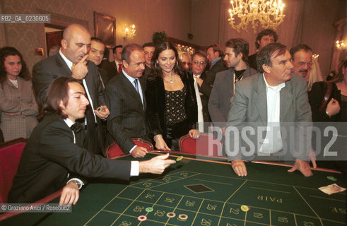 LATTRICE ORNALLA MUTI CON LAMMINISTRATORE DELEGATO  DEL CASINO DI VENEZIA, GIANNI CORRADINI  - © 2001 Graziano Arici/Rosebud2