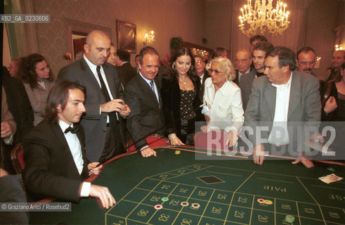 LATTRICE ORNALLA MUTI CON LAMMINISTRATORE DELEGATO  DEL CASINO DI VENEZIA, GIANNI CORRADINI  - © 2001 Graziano Arici/Rosebud2