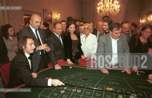 LATTRICE ORNALLA MUTI CON LAMMINISTRATORE DELEGATO  DEL CASINO DI VENEZIA, GIANNI CORRADINI  - © 2001 Graziano Arici/Rosebud2
