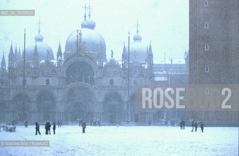 Localizzazione:..VENEZIA / S. MARCO..Oggetto:..Soggetto:..NEVE IN PIAZZA SAN MARCO ..Cronologia: ....Definizione Culturale:..   Autore:....   Stile:..   Editori/Stampatori:..   Committenza:..Materia e Tecnica:....Collocazione:..Note:..INVERNO..Riproduzione Fotografica:..Copyright:..Graziano Arici/Rosebud2 .Data:..2001..Costo:..A