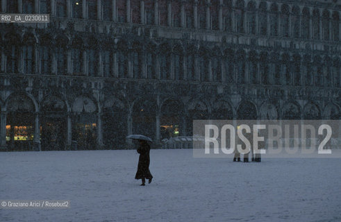 Localizzazione:..VENEZIA / S. MARCO..Oggetto:..Soggetto:..NEVE IN PIAZZA SAN MARCO ..Cronologia: ....Definizione Culturale:..   Autore:....   Stile:..   Editori/Stampatori:..   Committenza:..Materia e Tecnica:....Collocazione:..Note:..INVERNO..Riproduzione Fotografica:..Copyright:..Graziano Arici/Rosebud2 .Data:..2001..Costo:..A