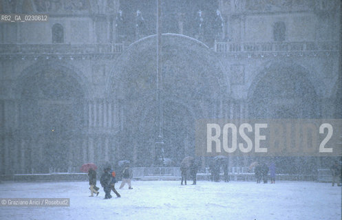 Localizzazione:..VENEZIA / S. MARCO..Oggetto:..Soggetto:..NEVE IN PIAZZA SAN MARCO ..Cronologia: ....Definizione Culturale:..   Autore:....   Stile:..   Editori/Stampatori:..   Committenza:..Materia e Tecnica:....Collocazione:..Note:..INVERNO..Riproduzione Fotografica:..Copyright:..Graziano Arici/Rosebud2 .Data:..2001..Costo:..A