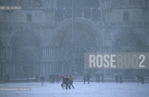 Localizzazione:..VENEZIA / S. MARCO..Oggetto:..Soggetto:..NEVE IN PIAZZA SAN MARCO ..Cronologia: ....Definizione Culturale:..   Autore:....   Stile:..   Editori/Stampatori:..   Committenza:..Materia e Tecnica:....Collocazione:..Note:..INVERNO..Riproduzione Fotografica:..Copyright:..Graziano Arici/Rosebud2 .Data:..2001..Costo:..A