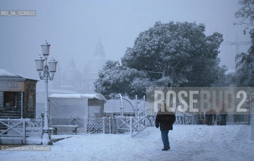 Localizzazione:..VENEZIA / S. MARCO..Oggetto:..Soggetto:..NEVE IN PIAZZA SAN MARCO ..Cronologia: ....Definizione Culturale:..   Autore:....   Stile:..   Editori/Stampatori:..   Committenza:..Materia e Tecnica:....Collocazione:..Note:..INVERNO..Riproduzione Fotografica:..Copyright:..Graziano Arici/Rosebud2 .Data:..2001..Costo:..A