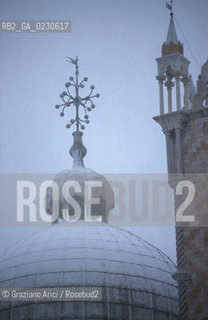 Localizzazione:..VENEZIA / S. MARCO..Oggetto:..Soggetto:..NEVE CUPOLE DELLA BASILICA DI SAN MARCO..Cronologia: ....Definizione Culturale:..   Autore:....   Stile:..   Editori/Stampatori:..   Committenza:..Materia e Tecnica:....Collocazione:..Note:..INVERNO..Riproduzione Fotografica:..Copyright:..Graziano Arici/Rosebud2 .Data:..2001..Costo:..A