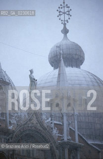 Localizzazione:..VENEZIA / S. MARCO..Oggetto:..Soggetto:..NEVE CUPOLE DELLA BASILICA DI SAN MARCO..Cronologia: ....Definizione Culturale:..   Autore:....   Stile:..   Editori/Stampatori:..   Committenza:..Materia e Tecnica:....Collocazione:..Note:..INVERNO..Riproduzione Fotografica:..Copyright:..Graziano Arici/Rosebud2 .Data:..2001..Costo:..A