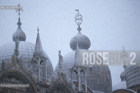 Localizzazione:..VENEZIA / S. MARCO..Oggetto:..Soggetto:..NEVE CUPOLE DELLA BASILICA DI SAN MARCO..Cronologia: ....Definizione Culturale:..   Autore:....   Stile:..   Editori/Stampatori:..   Committenza:..Materia e Tecnica:....Collocazione:..Note:..INVERNO..Riproduzione Fotografica:..Copyright:..Graziano Arici/Rosebud2 .Data:..2001..Costo:..A