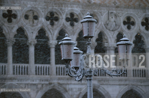 Localizzazione:..VENEZIA / S. MARCO..Oggetto:..Soggetto:..NEVE IN PIAZZA SAN MARCO ..Cronologia: ....Definizione Culturale:..   Autore:....   Stile:..   Editori/Stampatori:..   Committenza:..Materia e Tecnica:....Collocazione:..Note:..INVERNO..Riproduzione Fotografica:..Copyright:..Graziano Arici/Rosebud2 .Data:..2001..Costo:..A