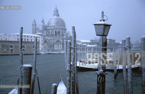 Localizzazione:..VENEZIA / DORSODURO..Oggetto:..Soggetto:..NEVE PUNTA DELLA DOGANA SALUTE..Cronologia: ....Definizione Culturale:..   Autore:....   Stile:..   Editori/Stampatori:..   Committenza:..Materia e Tecnica:....Collocazione:..Note:..INVERNO..Riproduzione Fotografica:..Copyright:..Graziano Arici/Rosebud2 .Data:..2001..Costo:..A