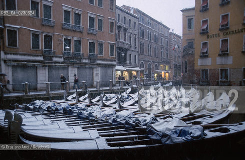 Localizzazione:..VENEZIA / S. MARCO..Oggetto:..Soggetto:..NEVE E GONDOLE..Cronologia: ....Definizione Culturale:..   Autore:....   Stile:..   Editori/Stampatori:..   Committenza:..Materia e Tecnica:....Collocazione:..Note:..INVERNO..Riproduzione Fotografica:..Copyright:..Graziano Arici/Rosebud2 .Data:..2001..Costo:..A