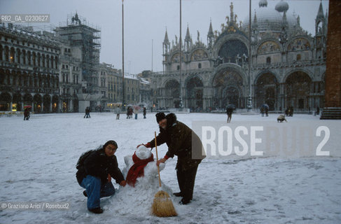 Localizzazione:..VENEZIA / S. MARCO..Oggetto:..Soggetto:..PUPAZZO DI NEVE IN PIAZZA SAN MARCO..Cronologia: ....Definizione Culturale:..   Autore: ....   Stile:..   Editori/Stampatori:..   Committenza:..Materia e Tecnica:....Collocazione:..Note:..INVERNO..Riproduzione Fotografica:..Copyright:..Graziano Arici/Rosebud2 .Data:..2001..Costo:..A