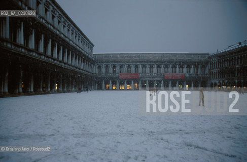 Localizzazione:..VENEZIA / S. MARCO..Oggetto:..Soggetto:..NEVE IN PIAZZA SAN MARCO ..Cronologia: ....Definizione Culturale:..   Autore:....   Stile:..   Editori/Stampatori:..   Committenza:..Materia e Tecnica:....Collocazione:..Note:..INVERNO..Riproduzione Fotografica:..Copyright:..Graziano Arici/Rosebud2 .Data:..2001..Costo:..A