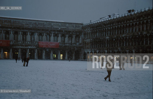 Localizzazione:..VENEZIA / S. MARCO..Oggetto:..Soggetto:..NEVE IN PIAZZA SAN MARCO ..Cronologia: ....Definizione Culturale:..   Autore:....   Stile:..   Editori/Stampatori:..   Committenza:..Materia e Tecnica:....Collocazione:..Note:..INVERNO..Riproduzione Fotografica:..Copyright:..Graziano Arici/Rosebud2 .Data:..2001..Costo:..A