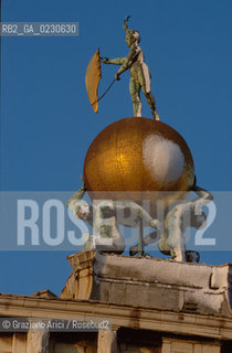 Localizzazione:..VENEZIA / DORSODURO..Oggetto:..Soggetto:..PUNTA DELLA DOGANA / SCULTURA ATLANTI PALLA D ORO FORTUNA / NEVE..Cronologia: ..XVII SECOLO..Definizione Culturale:..   Autore: ..BERNARDO FALCONE..   Stile:....   Editori/Stampatori:..   Committenza:..Materia e Tecnica:....Collocazione:..Note:..MONUMENTALE..Riproduzione Fotografica:..Graziano Arici/Rosebud2 .Copyright:..Graziano Arici/Rosebud2 .Data:..2001..Costo:..A