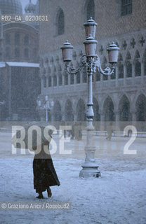 Localizzazione:..VENEZIA / S. MARCO..Oggetto:..Soggetto:..NEVE IN PIAZZA SAN MARCO ..Cronologia: ....Definizione Culturale:..   Autore:....   Stile:..   Editori/Stampatori:..   Committenza:..Materia e Tecnica:....Collocazione:..Note:..INVERNO..Riproduzione Fotografica:..Copyright:..Graziano Arici/Rosebud2 .Data:..2001..Costo:..A
